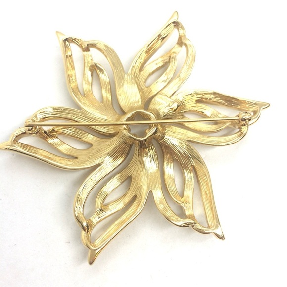 VINTAGE MONET FLOWER BROOCH LARGE OPEN WORK STATEMENT GOLD TONE DOMED PIN WHEEL - Picture 5 of 14